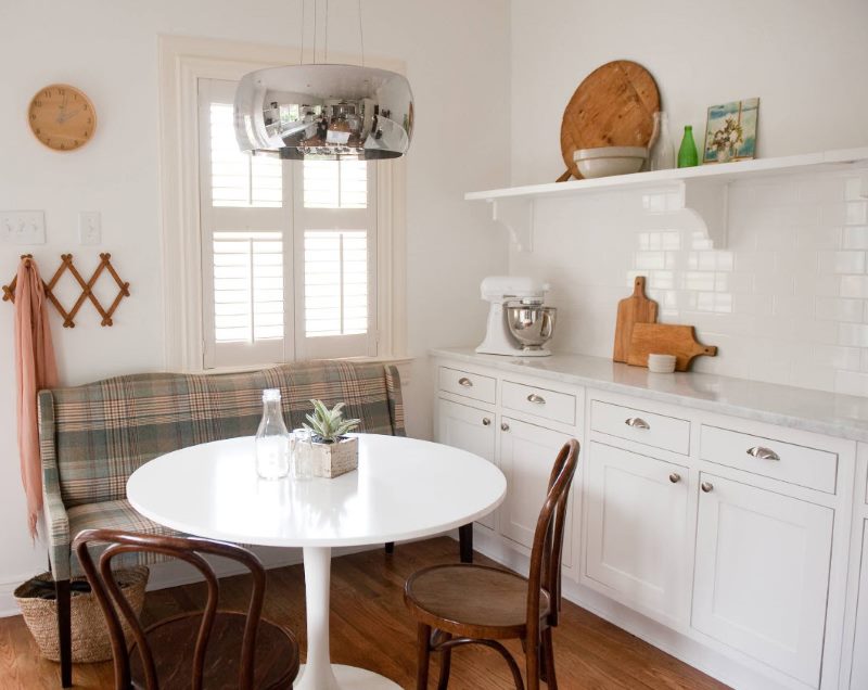 أريكة في تصميم غرفة المعيشة المطبخ باللون الأبيض