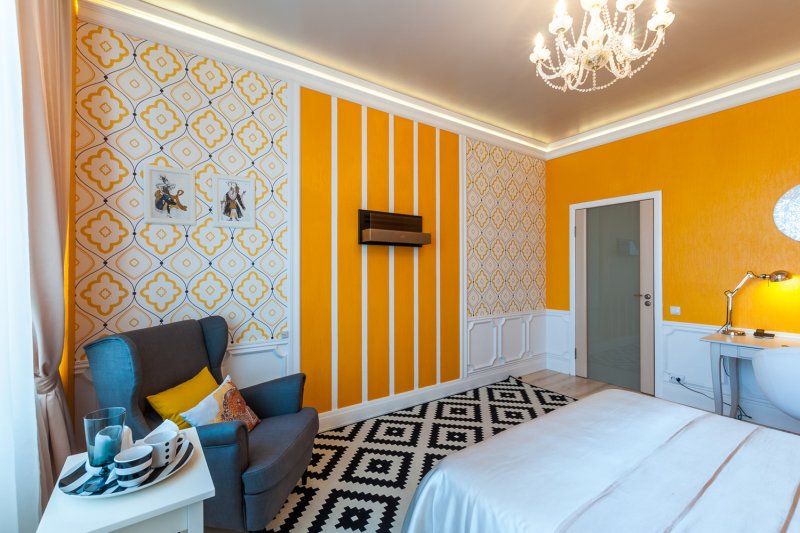 Papier peint orange sur les murs de la chambre