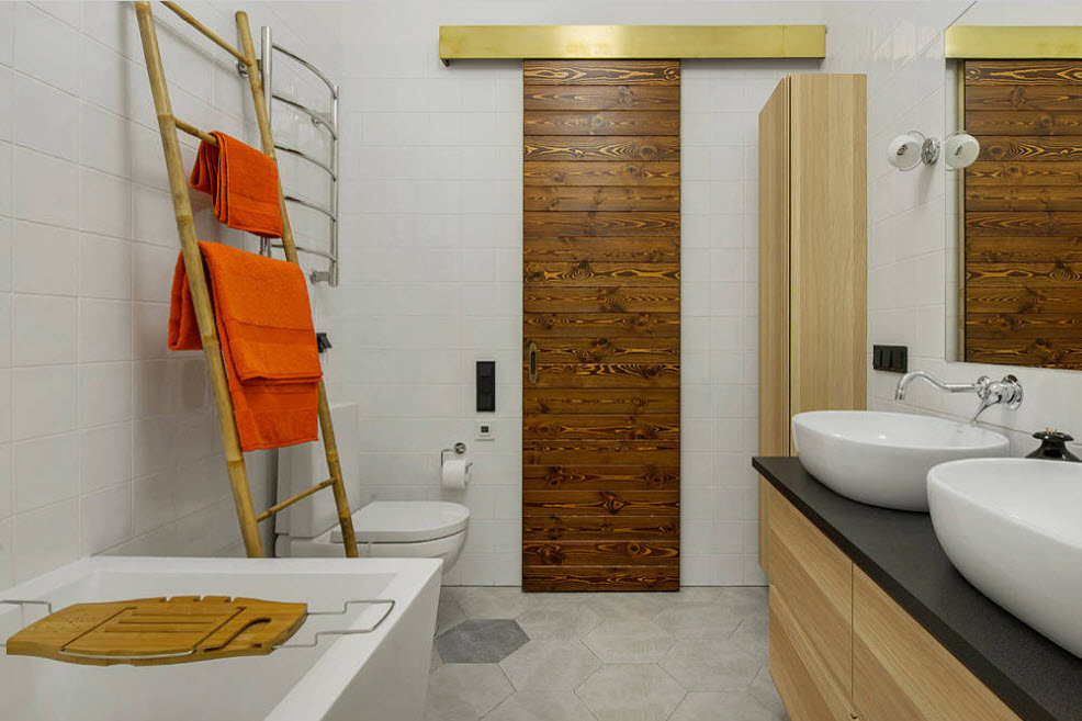 Oranžs modernas vannas istabas dizainā