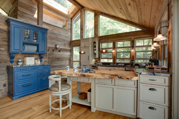 Bucătărie originală într-o casă din lemn