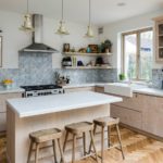 Bucătărie simplă cu mozaicuri pentru proiectarea zonei de lucru