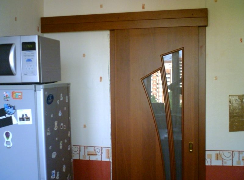 Küçük bir mutfakta sürgülü kapı