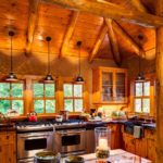 Nhà bếp sang trọng theo phong cách sinh thái trong một ngôi nhà gỗ