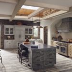 Bucătărie elegantă, spațioasă, cu decor din lemn și piatră