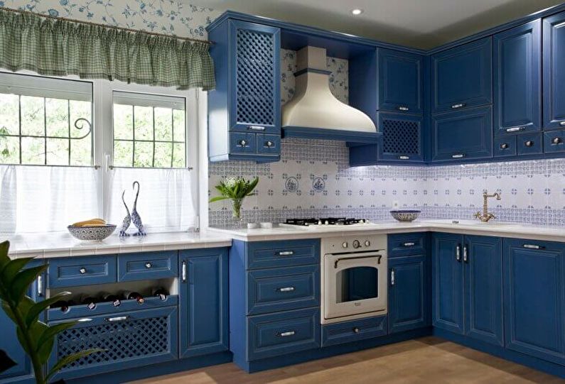 مجموعة المطبخ الأزرق في منزل ريفي
