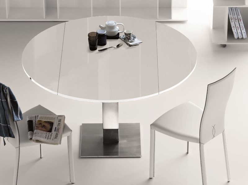 Mutfakta minimalist beyaz katlanır yemek masası