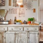 Country tarzı mutfağın ana unsuru olarak yaşlı mobilya