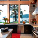 Bucătărie modernă fără dulapuri superioare, cu vederi frumoase