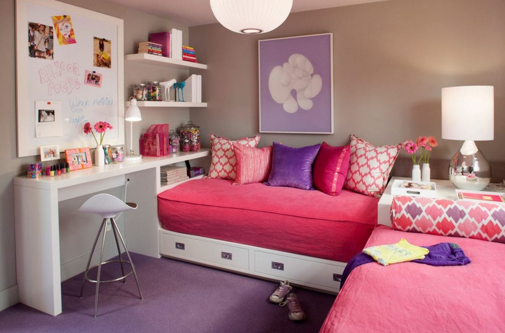 Couvre-lits roses sur les lits des jeunes filles