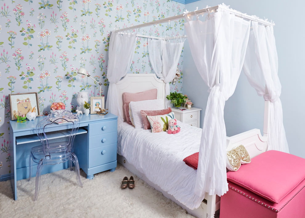 Küçük bir kızın odasında dört direkli yatak