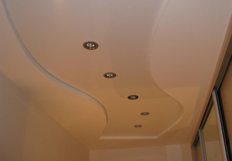 Kruşçev'deki germe tavan üzerinde spot ışıkları