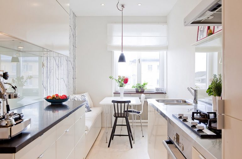 تصميم المطبخ مع جدران مطلية باللون الأبيض