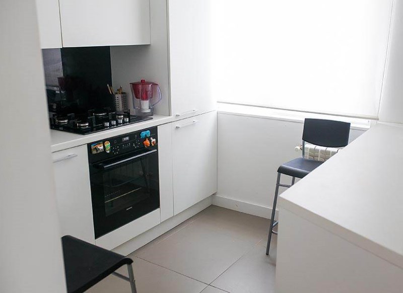 Interiorul bucătăriei cu o suprafață de 6 mp într-un stil minimalist