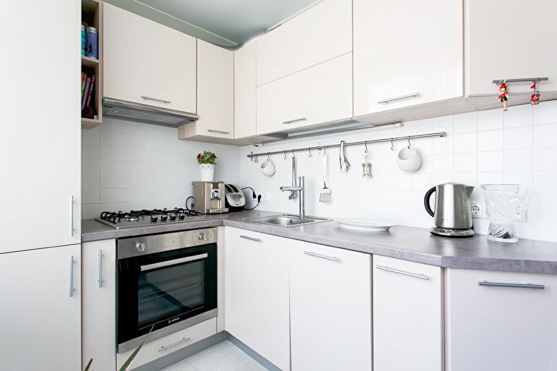 Beyaz set mutfak yapay taştan gri tezgah