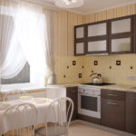 Gaiša, mājīga virtuve ar mēbelēm venge krāsā