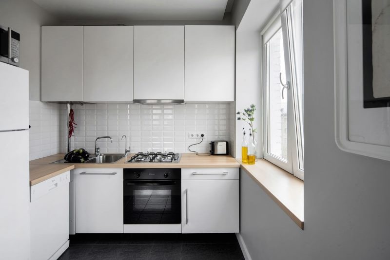 Beyaz küçük mutfak tasarımı
