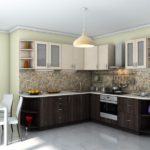 Stūra virtuve ar gaišiem augšējiem skapjiem un venge krāsas apakšējiem skapjiem
