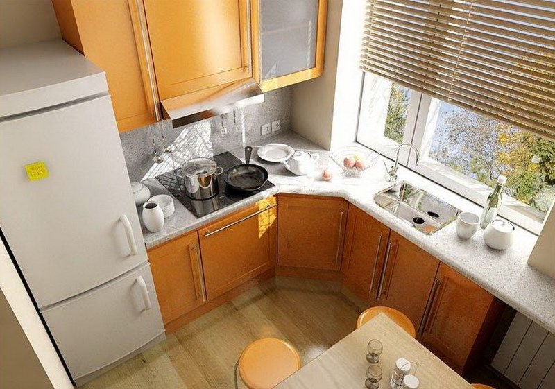 Çok katlı bir binanın bir dairesinde modern bir mutfağın L şeklinde düzeni