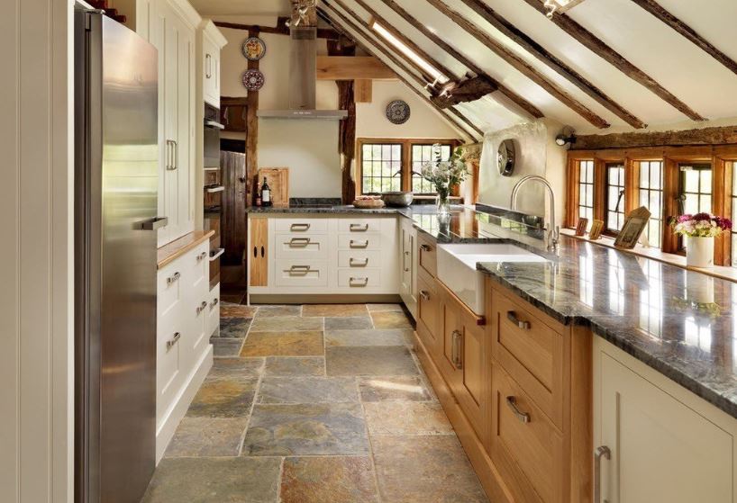 Interiorul bucătăriei înguste a unei case de țară