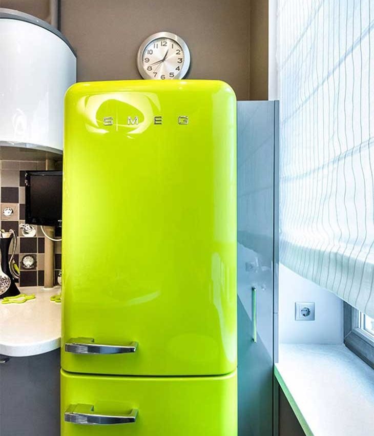 Đồng hồ trên tủ lạnh màu xanh lá cây theo phong cách retro