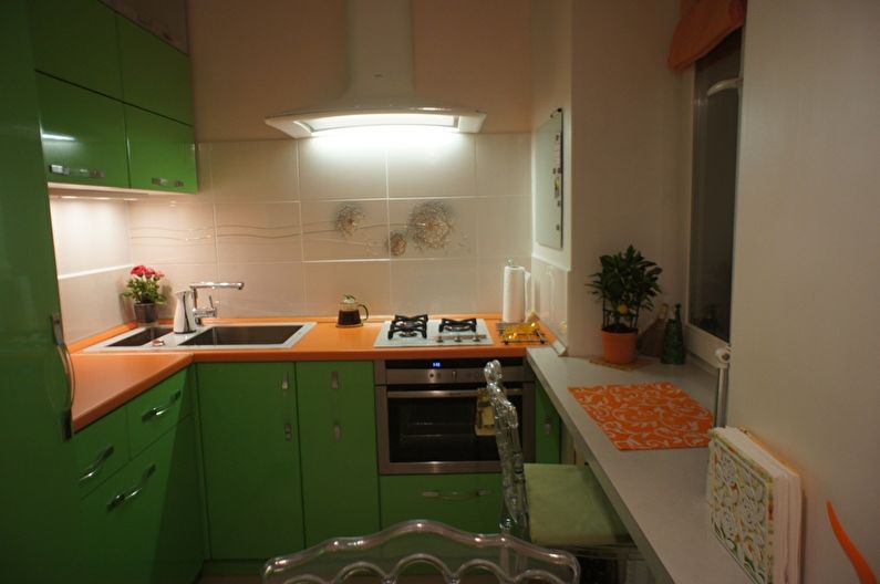 إضاءة منطقة العمل في مطبخ خروتشوف