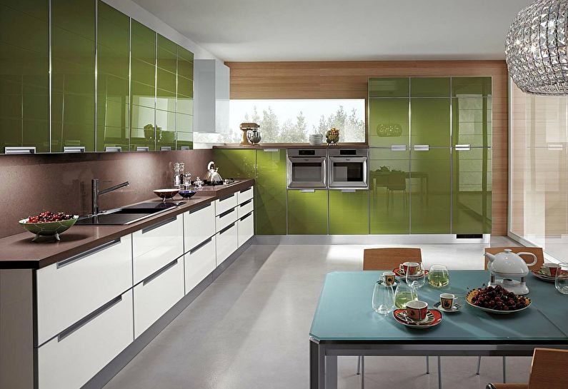 Zaļas virtuves mēbeles ar spīdīgām virsmām