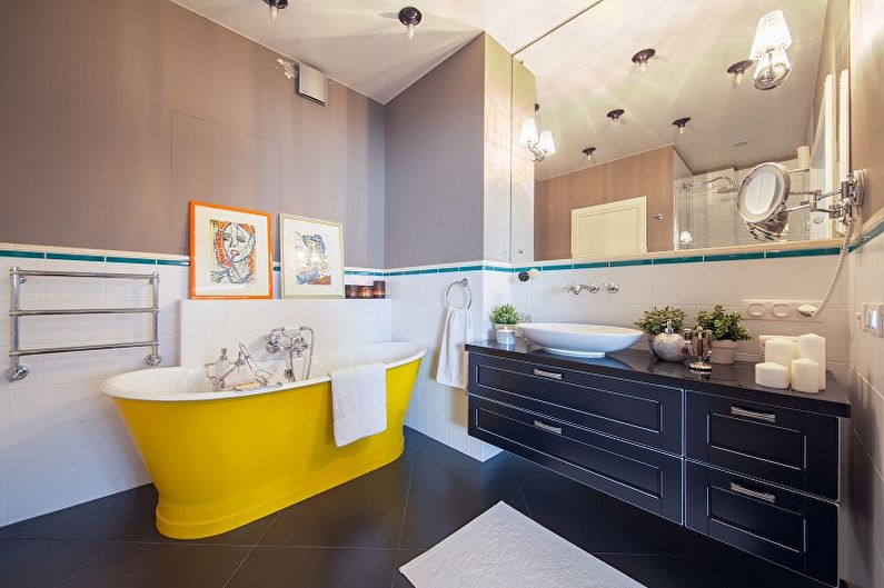 Dzeltena vanna modernas vannas istabas interjerā