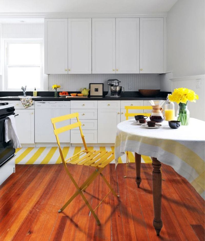 Couleur jaune à l'intérieur de la cuisine en noir et blanc 10 mètres carrés