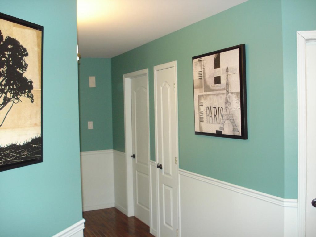 Turquoise walls in the corridor of the apartment