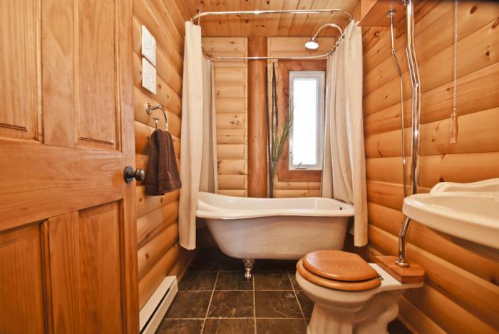 פנים חדר אמבטיה צר בבית עץ