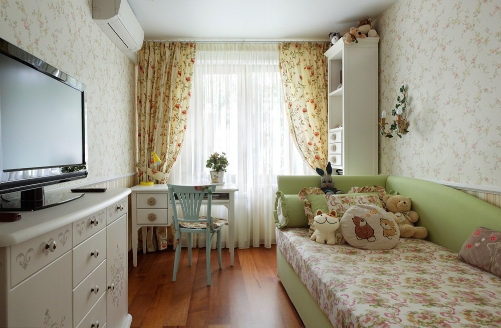 Provence tarzında bir kız için küçük bir yatak odası