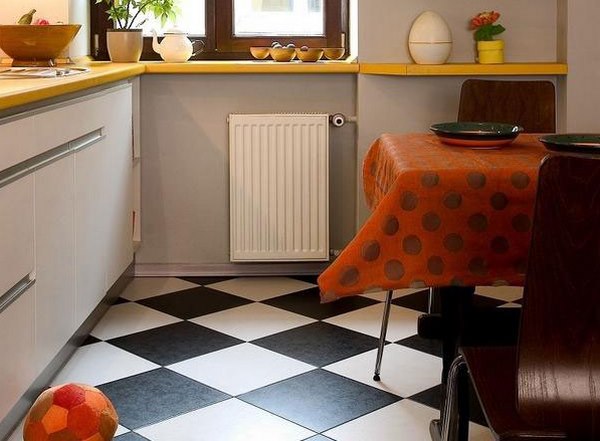 Carreaux noirs et blancs sur le sol d'une petite cuisine