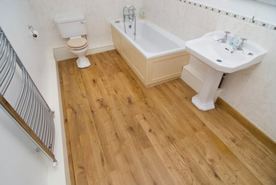 Sàn phòng tắm bằng gỗ với những bức tường trắng