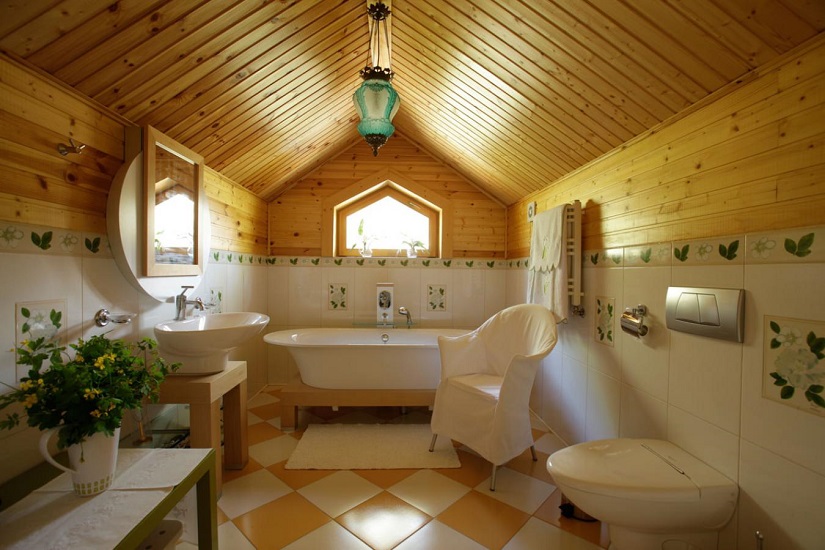 Phòng tắm rộng rãi trong một ngôi nhà gỗ