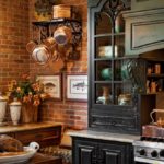 Rustik bir mutfak siyah retro dolap