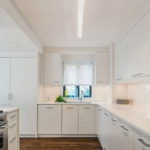 Mutfakta minimalizm tarzında ayarlayın