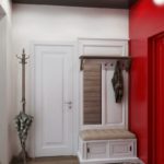 Un cintre ouvert dans le couloir avec un mur rouge