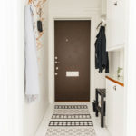 Beyaz bir koridorda koyu kahverengi kapı