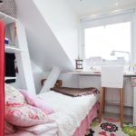 סידור חדר שינה קטן בעליית הגג