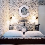 Bir kız için küçük bir yatak odası dekor