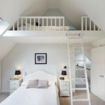 Bir kır evi tavan arasında beyaz yatak odası