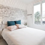 Couvre-lit blanc sur un lit confortable
