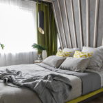 Bir yatakta farklı boyutlarda altı yastık