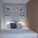 מיטה מאחורי מחיצת עץ בחדר קטן