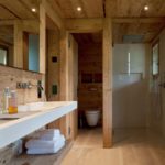 Khoanh vùng phòng tắm với vách ngăn bằng gỗ