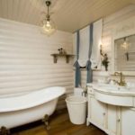 Phòng tắm sáng trong nhà làm bằng gỗ