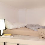 Loc de dormit pe al doilea nivel al unui apartament cu o cameră