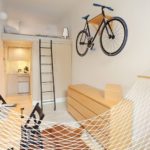 Bicicletă pe peretele camerei de zi