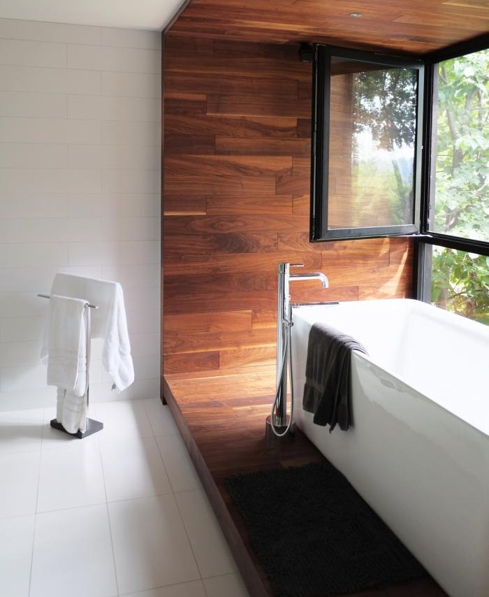 Phòng tắm trên bục gỗ gần cửa sổ