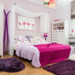 Couvre-lit rose sur le lit d'une fille